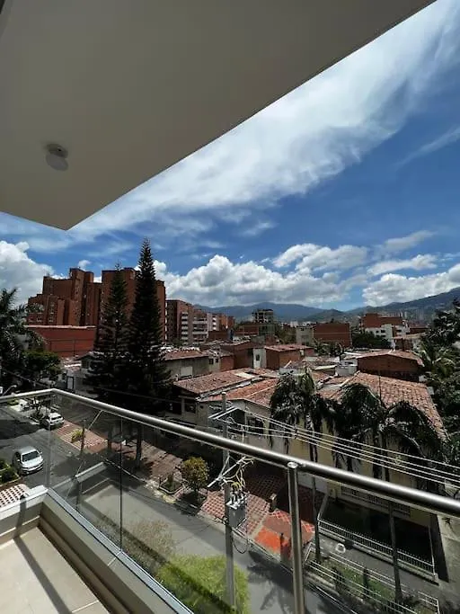 Apartamento En Laureles, Con Piscina Y Parquedero 401 Medellín