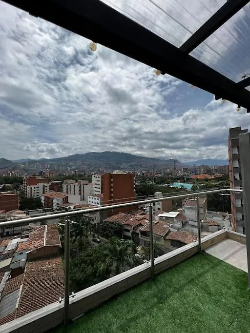 Apartamento En Laureles, Con Piscina Y Parquedero 401 Medellin 0*,